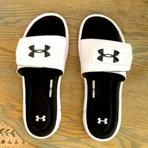 Mens white Under Armour sandals, great condition